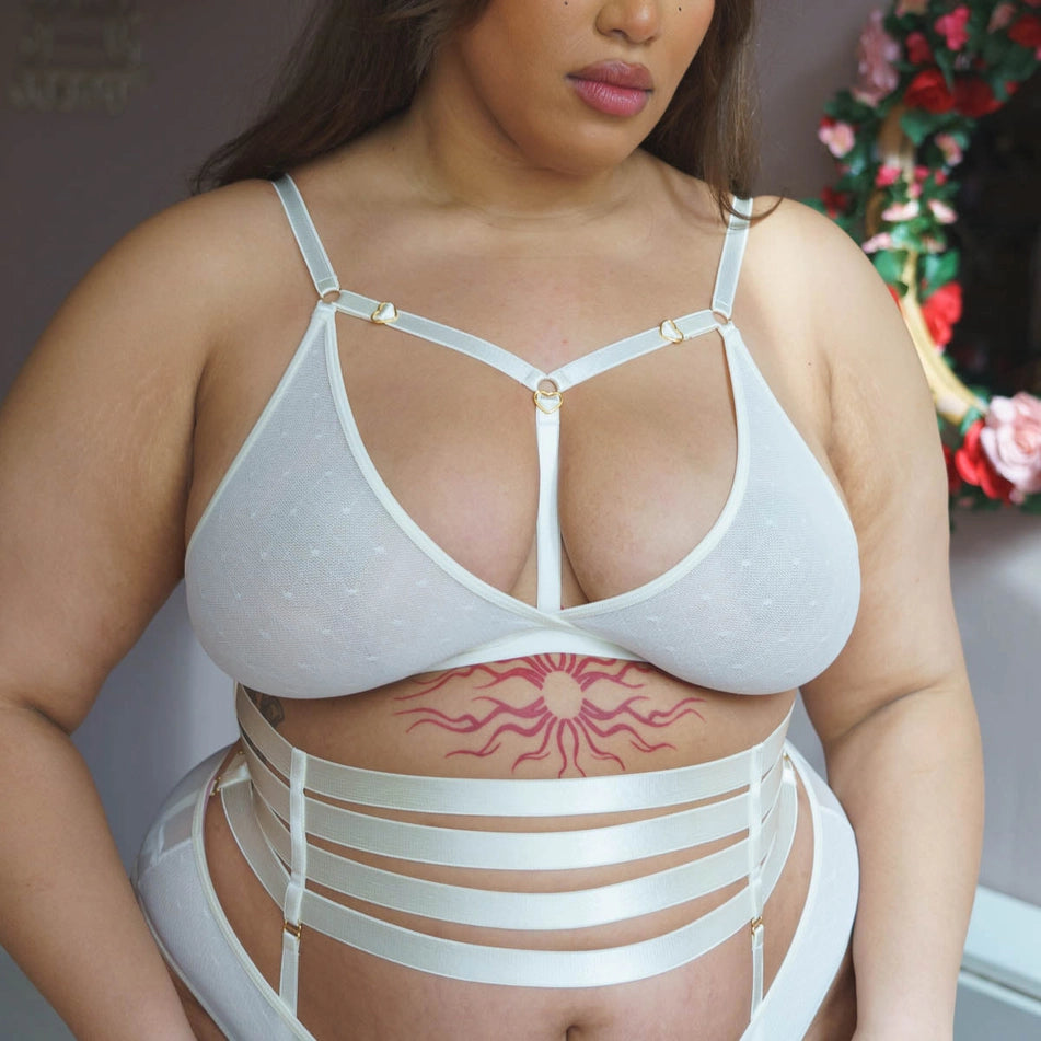Deal Dash Hearts of Venus Strappy Bralette in Pearl White